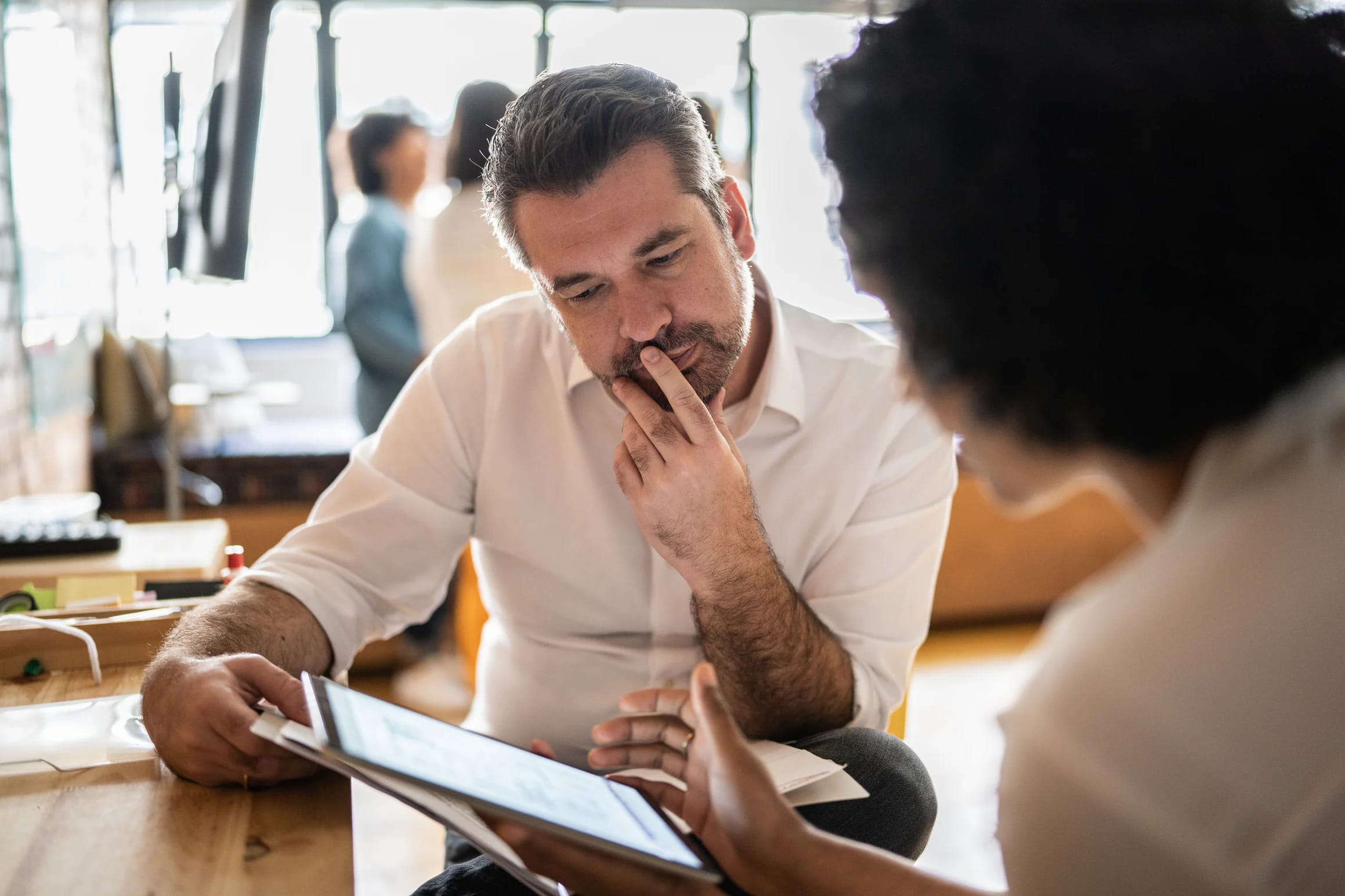 Customer receiving support from expert