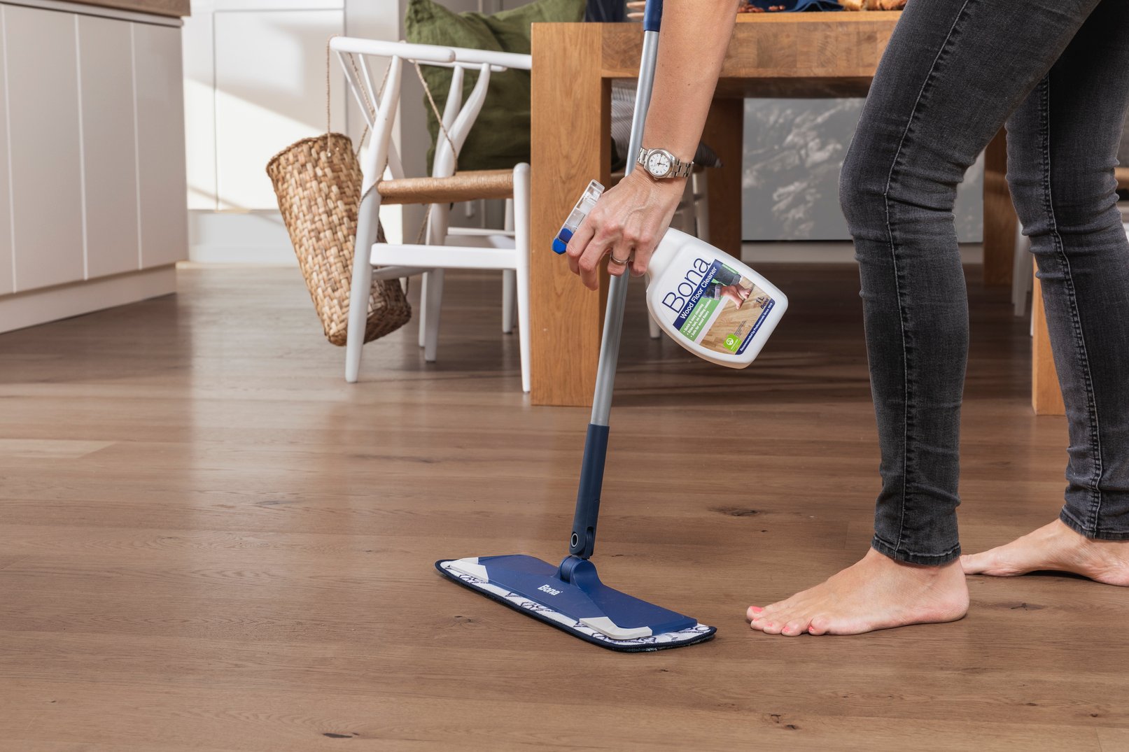 Evita el agua y el vinagre para limpiar mejor los piso de madera 