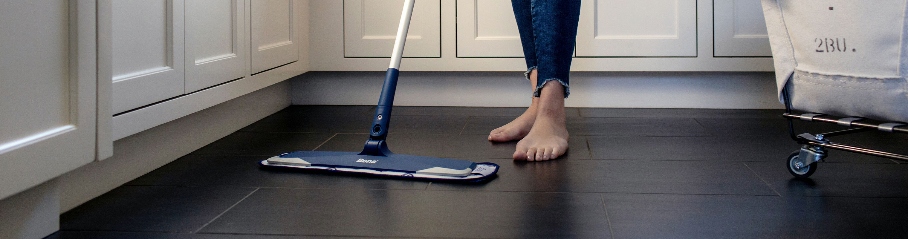 Le Balai De Nettoyage Isolés Avec Le Bâton En Bois Rouge Sur Le Nettoyage à  La Maison En Bois De Parquet Au Sol Et La Désinfection Image stock - Image  du résidence