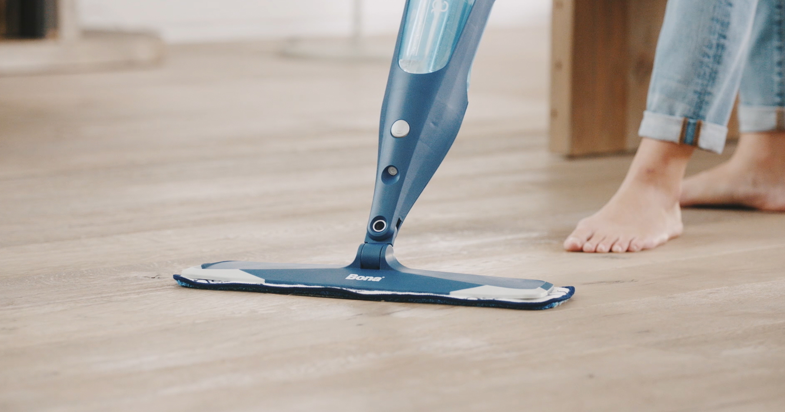 Bona Wood Floor Mop Starter Kit - 1 Spray Mop, 1 Reusable Microfiber  Mopping Pad, 1 Refillable Wood Floor Cleaner Liquid